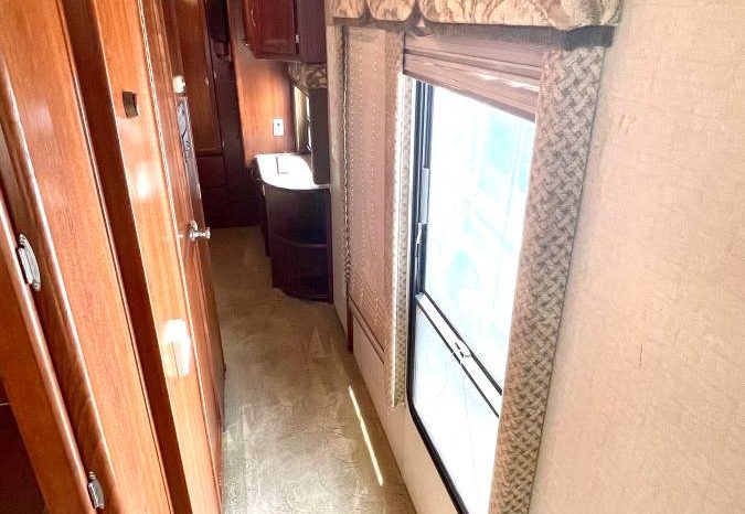 
								2004 Fleetwood Southwind full									