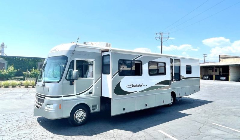 
								2004 Fleetwood Southwind full									