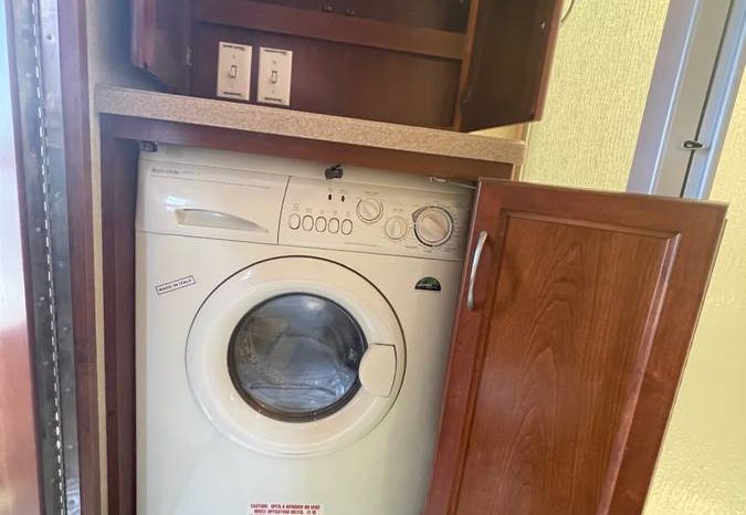 
								2004 Fleetwood Southwind full									