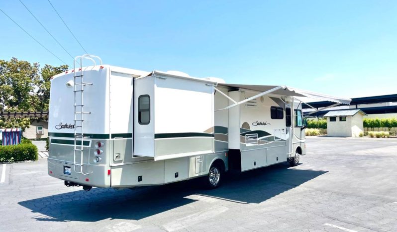 
								2004 Fleetwood Southwind full									